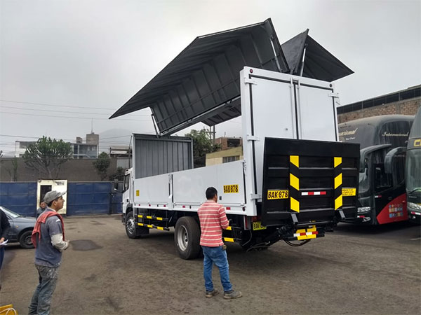Fabricación de furgones alas de gaviota con rampa